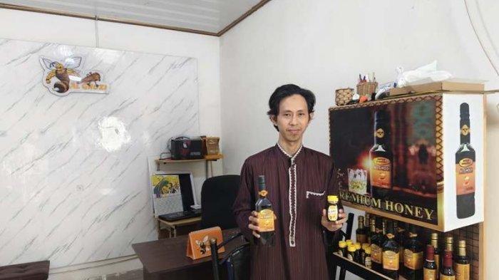 TEMBUS PASAR NASIONAL - Owner Madu Al Ghozi Yendra dan produk jualannya. Madu Al Ghozi Bandar Lampung tembus pasar nasional. 