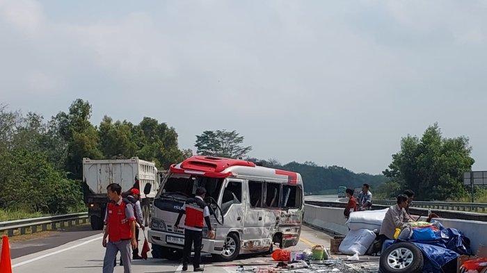 Minibus kecelakaan di jalan tol Lampung Selatan akibat patah baut roda, Sabtu (22/7/2023). Kejadian tersebut mengakibatkan 10 orang alami luka-luka.