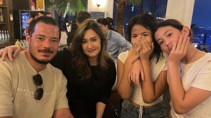 Zack Lee bersama Nafa Urbach dan putri mereka.