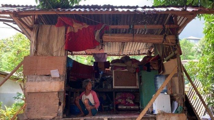 Nenek 70 Tahun di Baubau Hidup di Pos Ronda Sejak Tempat Tinggalnya ...