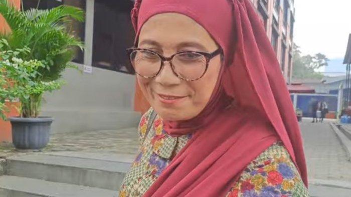 Nursyah jualan baju bekas di live TikTok.