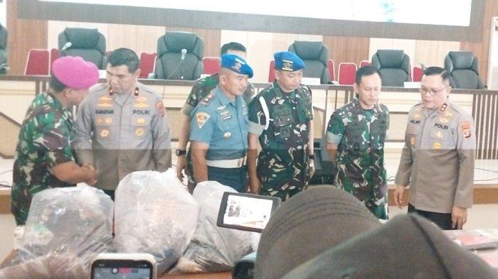 EKSPOSE: Pangdam II/Sriwijaya Mayjen TNI Ujang Darwis dan Kapolda Lampung Irjen Helmy Santika saat menghadiri konferensi pers kasus penembakan tiga polisi di Mapolda Lampung, Rabu (19/3/2025).