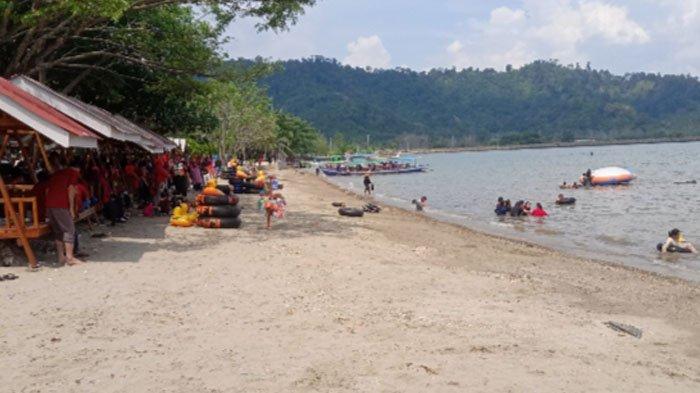 Pantai Bensam tempat wisata di Lampung yang mempunyai arus laut tenang sehingga cocok untuk tempat wisata bersama keluarga karena lebih aman.