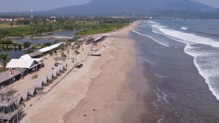 Satu tempat wisata di Lampung, Pantai Kedu Warna Kalianda Lampung Selatan memiliki bentang pantai yang luas dan posisinya menghadap ke barat sehingga cocok buat menikmati sunset. Momen libur Lebaran, sampah di Pantai Kedu Warna disorot wisatawan.