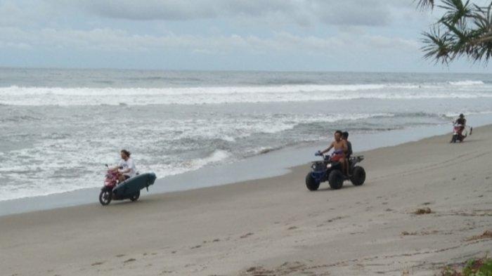Pantai Mandiri Pesisir Barat memiliki kontur pantai landai jadi satu tempat wisata di Lampung yang favorit dan terkenal hingga mancanegara.