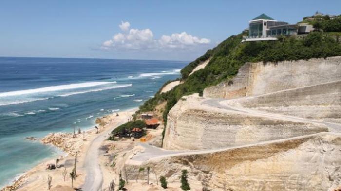 Pantai Melasti berada di Pekon Marang, Kecamatan Pesisir Selatan, Kabupaten Pesisir Barat, Lampung. Pantai Melasti yang merupakan salah satu tempat wisata di Lampung yang memiliki kemiripan dengan pantai di Bali.