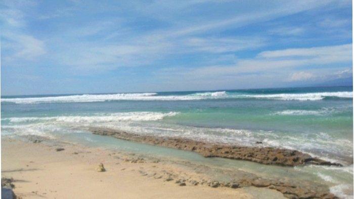 Pantai Tanjung Setia Pesisir Barat Lampung merupakan satu di antara enam pantai spot surfing terbaik kelas dunia di Indonesia karena ketinggian ombak dan panjang garis pantai.
