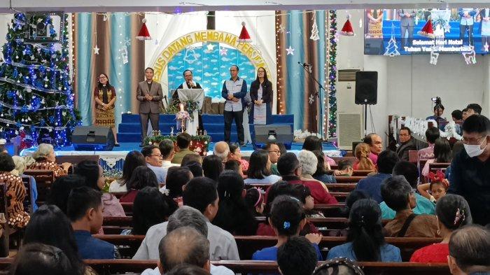 Calon Ketua Golkar Bandar Lampung Bagikan Sembako Natal di Gereja HKBP Kedaton