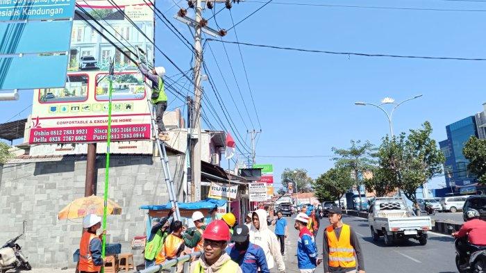 Pengusaha kembang api di jalan protokol Bandar Lampung ramai