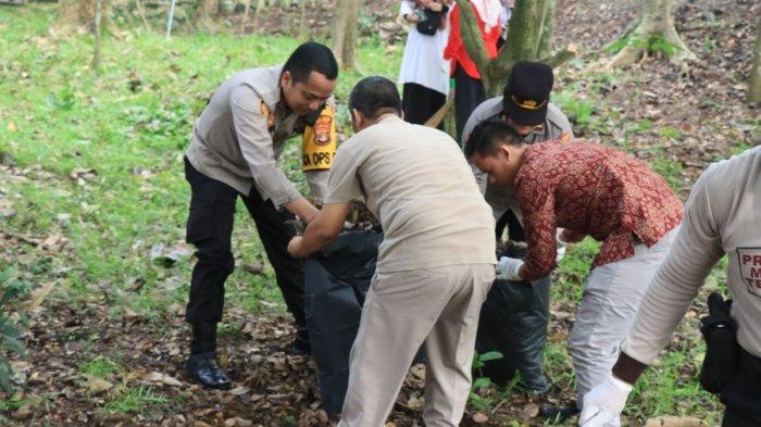 Anggota polisi membersihkan sampah di taman sahabat kota metro