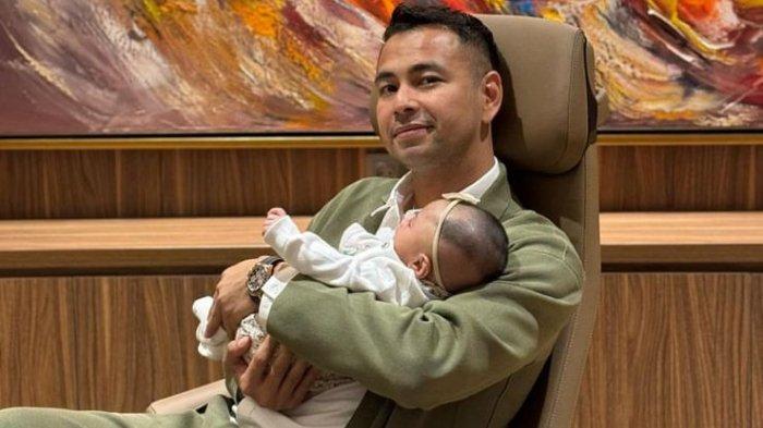 Raffi Ahmad dan anak angkatnya, Lily.