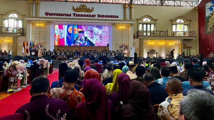SAMPAIKAN RASA BANGGA - Rektor Universitas56778