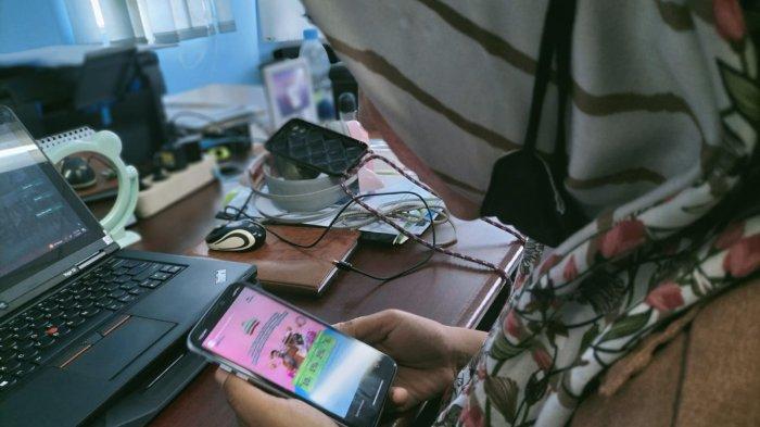 Salah satu nasabah Pegadaian Syariah tengah mengakses ragam promo di Instagram @pegadaiansyariahpusat