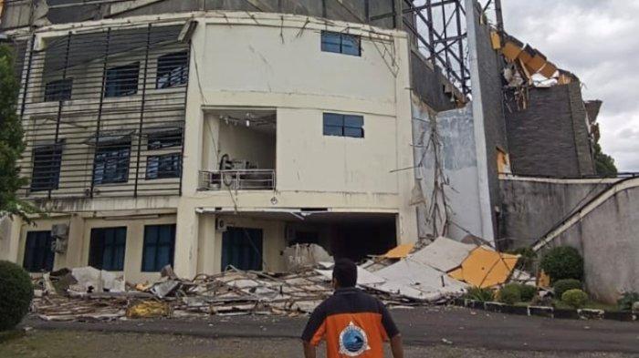 Bagian dari Gedung DPRD Pesawaran mengalami kerusakan setelah runtuh pada Jumat (23/5/2025) siang. Sekwan mengimbau masyarakat tak berspekulasi sembarangan.