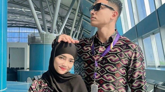 Ilustrasi Fuji mendadak berangkat umrah usai isu kedekatan Thariq Halilintar dengan Aaliyah Massaid