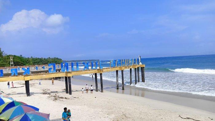 Suasana di Pantai Labuhan Jukung, Krui, Pesisir Barat, Selasa (18/6/2024).