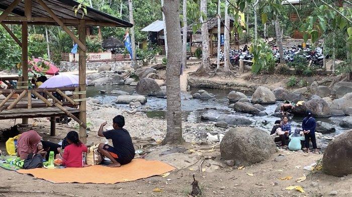 Anak-anak bermain di aliran Sungai Way Mios, Pesawaran, Senin (25/12/2023).