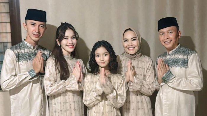 Ayu Ting Ting dan keluarganya.
