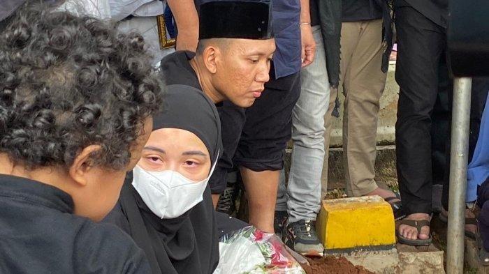 Tangis Zulfati Indraloka, istri mendiang Babe Cabita, pecah saat sang suami dimasukkan ke tempat peristirahatannya yang terakhir dan perlahan mulai ditutup tanah. Jenazah Babe Cabita dimakamkan di pemakaman kawasan Kampung Gunung Utara, Cirendeu, Ciputat Timur, Tangerang Selatan, Banten. Selasa (9/4/2024).