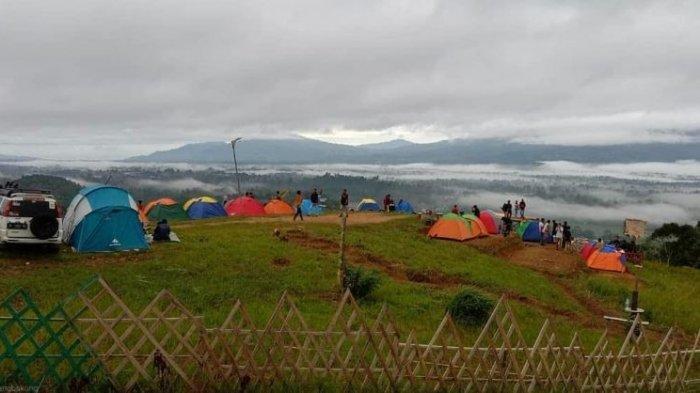 Tempat wisata di Lampung Barat ini bernama Bukit Bawang Bakung. Destinasi wisata ini kerap disebut Negeri di Atas Awan.
