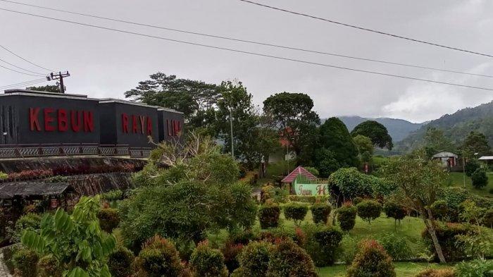 Tempat wisata di Lampung, Kebun Raya Liwa di Pekon Kubu Perahu, Kecamatan Balik Bukit, Lampung Barat memiliki 6.275 koleksi tanaman.
