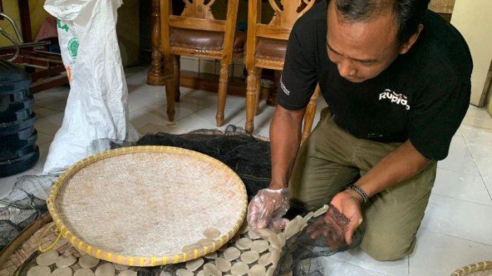 
Proses pembuatan kemplang di Ummi Kemplang Lampung. 

