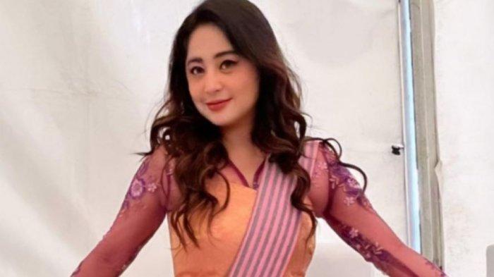 Dewi Perssik jual jamu.