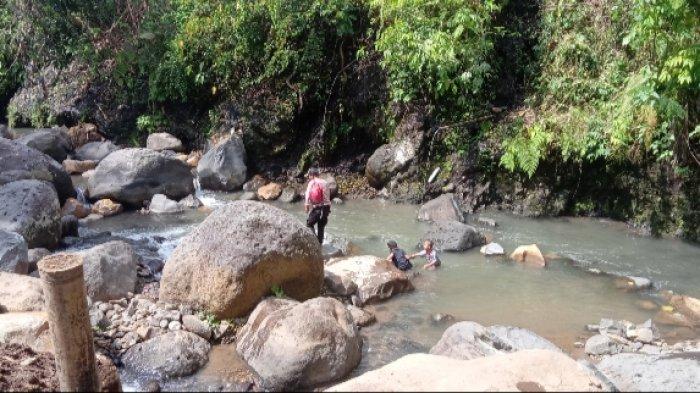 Tempat Wisata Alam Way Mios yang terletak di kaki Gunung Betung, Kabupaten Pesawaran, Lampung menyajikan panorama alam dan kesejukan mata airnya.
