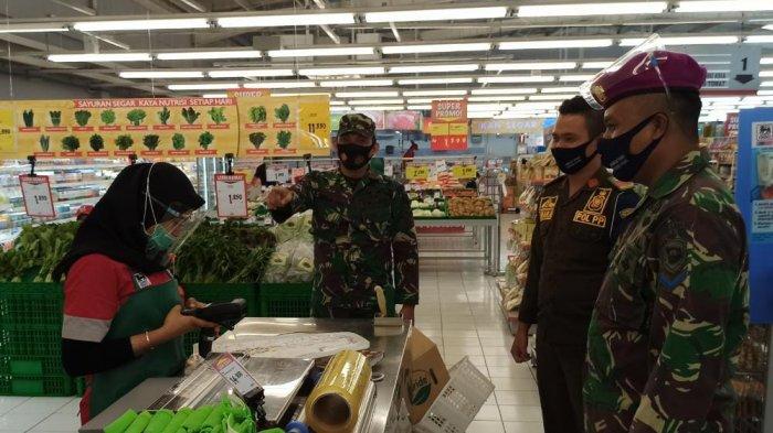 Patroli Protokol Kesehatan, Sertu Arfain Jaya Cek Suhu Tubuh Pengunjung ...