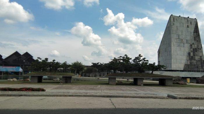 Kompleks Islamic Center Tulangbawang Barat. Bangunan yang berdiri megah tersebut merupakan Masjid Baitus Shobur yang berada di Kompleks Islamic Center Tulangbawang Barat. Masjid ini menjadi daya tarik siapa saja yang berkunjung karena bentuknya yang unik. Apalagi masjid ini dibangun di atas sebuah kolam yang di bawah penuh ikan air tawar. 