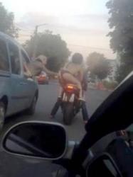 Dibonceng Motor, Wanita Seksi Ini Cuma Pakai Celana Dalam Tipis ...