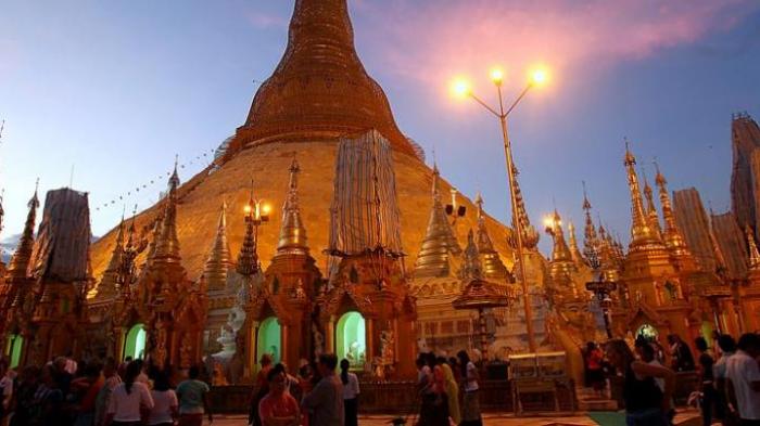 Pagoda Shwedagon merupakan obyek wisata yang paling terkenal di kota Yangon, Myanmar.