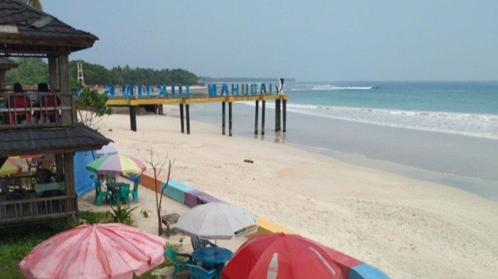 Suasana pantai Labuhan Jukung di Pesisir Barat Lampung.