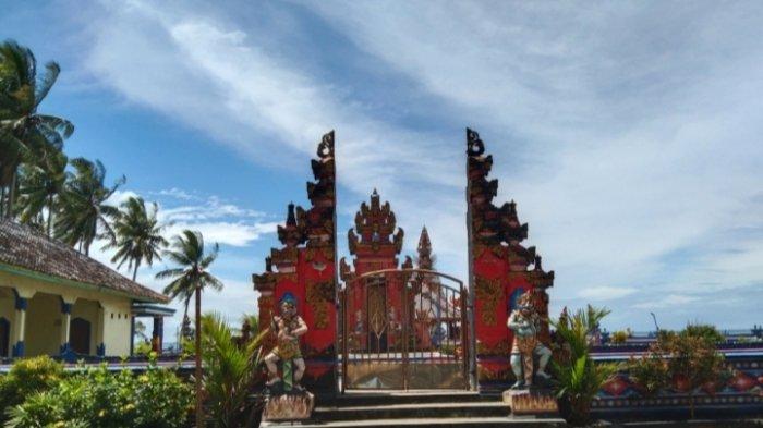 Pantainya jernih warna biru serta pasir putih bersih menjadi daya tarik tersendiri Pantai Melasti Pesisir Barat Lampung.