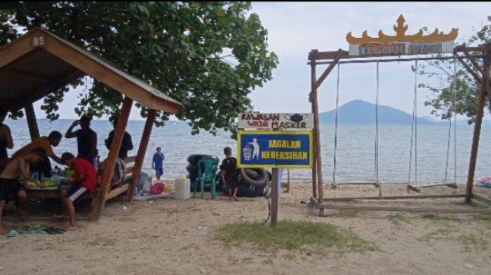 Suasana di Pantai Bensam yang terletak di Desa Batumenyan, Kecamatan Teluk Pandan, Kabupaten Pesawaran yang tawarkan berbagai wahana pantai.