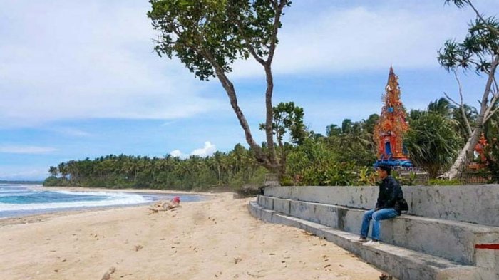 Pantai Melasti, Pesisir Barat, Lampung.