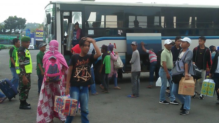 H-2 Lebaran Puncak Kedatangan Pemudik di Terminal Rajabasa ...