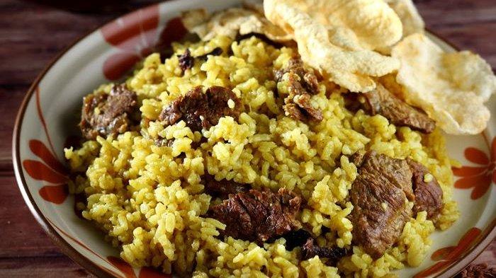 Proses memasak nasi kebuli lidah sapi dengan bumbu yang kaya dan aromatik