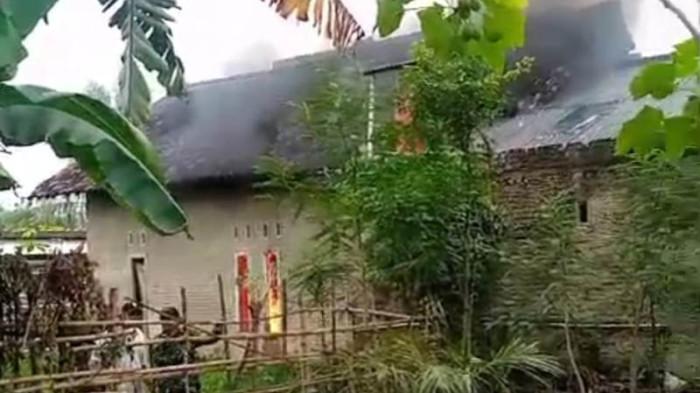 SUDAH KONDUSIF - Rumah pelaku pembunuhan pegawai koperasi saat dibakar warga pada Kamis (31/7/2025) pagi. Kini kondisi rumah tersebut sudah kondusif. 

