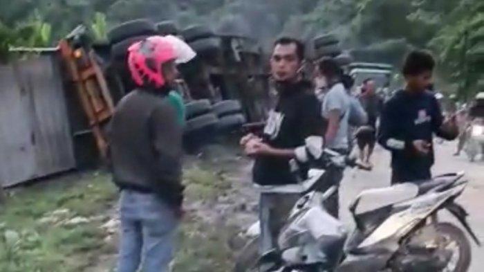 petugas PJR memberi imbauan kepada sopir truk