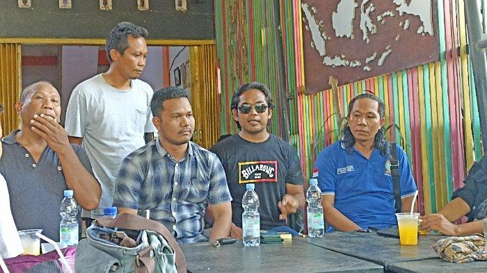 Konferensi pers penganiayaan yang dilakukan oleh Budi Gerah terhadap Lalu Welli yang diselenggarakan di Banana Cafe, Praya, Lombok Tengah, Rabu (27/12/2023).
