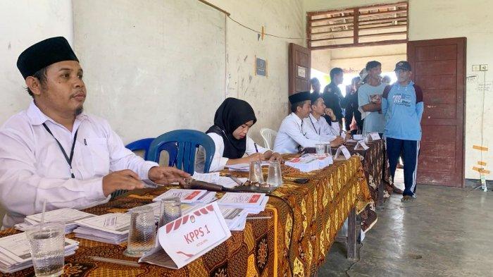 Petugas KPPS di TPS 14 Desa Lando saat proses pungut hitung suara pada PSU benerapa waktu yang lalu.