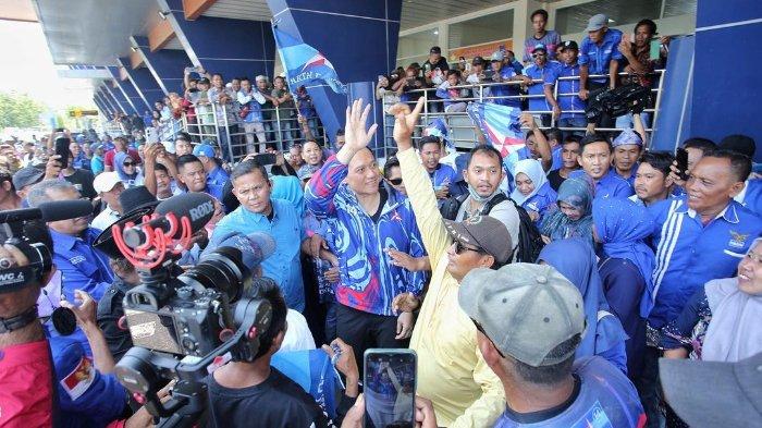 Ketua Umum (Ketum) Partai Demokrat Agus Harimurti Yudhoyono (AHY) disambut pendukung, saat tiba di Kota Bima, Nusa Tenggara Barat (NTB), Sabtu (30/12/2023).