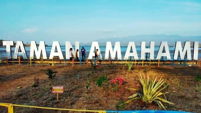 WISATA KOTA BIMA - Sejumlah warga menikmati suasana pagi di Taman Amahami, Kota Bima, pada 14 November 2023. Taman yang memiliki pantai ini sangat ikonik bagi warga kota dan menjadi ruang berkumpul warga Bima.