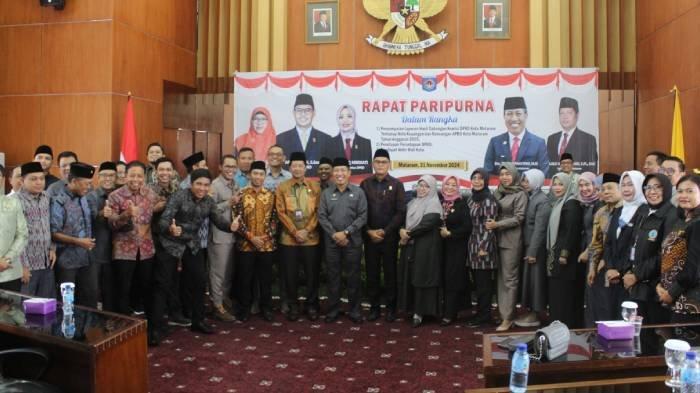 Ketua DPRD Kota Mataram H Abdul Malik dan Pjs Wali Kota Mataram Tri Budiprayitno foto bersama seluruh anggota komisi dewan, usai pengesahan APBD Kota Mataram tahun 2025, dalam rapat paripurna DPRD Kota Mataram, Kamis (21/11/2024).
