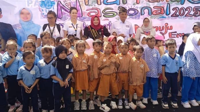 HARI ANAK NASIONAL - Suasana keceriaan anak anak di Lombok Utara saat acara peringatan HAN 2025 bersama Bunda Literasi Lombok Utara (Punky Handini Kusmalahadi Syamsuri),Kadis Perpustaakaan dan kearsipan Lombok Utara (Mochammad Wahyu Dharmawan) dan Program Manager Classroom of Hope (Rachael Conroy).