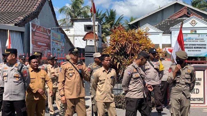 Camat Masbagik Lombok Timur, Agus Safandi bicara dengan warga Paokmotong yang  melakukan aksi demonstrasi di depan kantor Desa Paokmotong, Senin (11/9/2023).