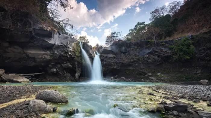 Air Terjun Mangku Sakti yang terletak di Desa Sajang, Kecamatan Sembalun, Kabupaten Lombok Timur.
