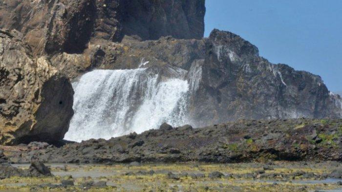 Air Terjun Pantai Nambung di Dusun Pengantap Desa Buwun Mas Kecamatan Sekotong  Kabupaten Lombok Barat.
