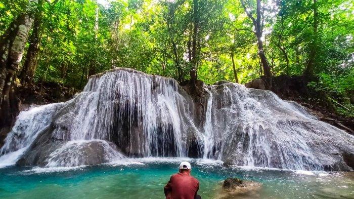 
Objek wisata air terjun Ai Mual di Desa Bangkat Monteh, Kecamatan Brang Rea, Sumbawa Barat. 

